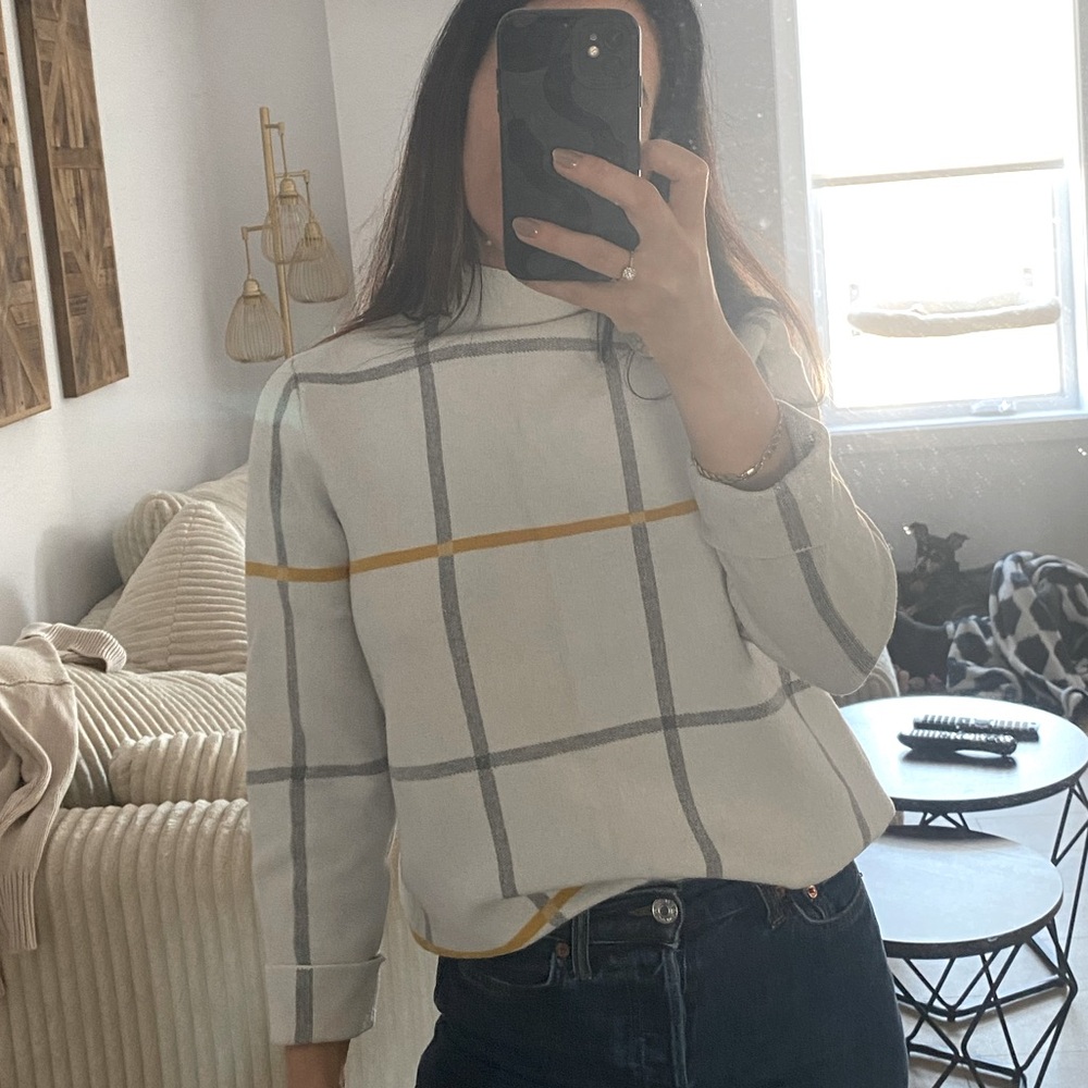 Tahari sweater / turtle neck